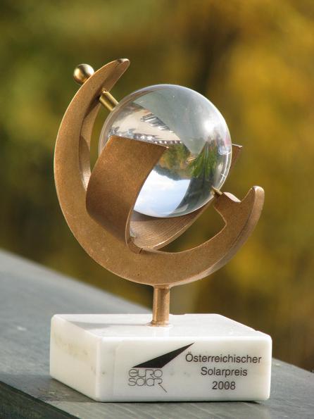 Pokal für den Medienpreis der Eurosolar 2008
Eine drehbare Glaskugel ist das wesentlichsts Designelement der Eurosolar Österreich Auszeichnung 2008. Hier der Pokal vom Preisträger Roland Mösl für PEGE Online Magazine.