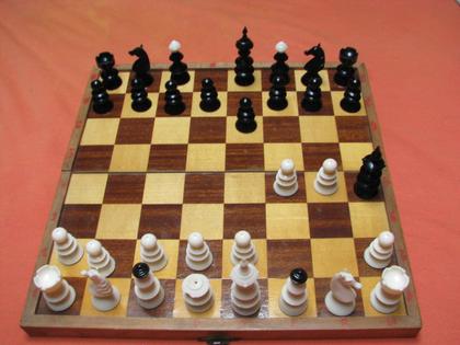 Schach Matt in 2 Zügen
Wer so spielt ist ein Looser, da nützen alle Beteuerungen nichts, dass man ja eigentlich Gewinnen möchte. Es ist die Anatomie des Versagens, der totalen Unfähigkeit zu Planen.