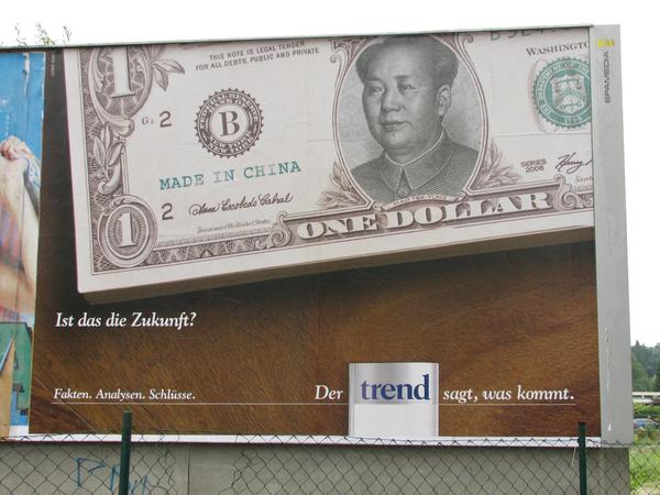 Trend Plakat: US$ made in China
Das österreichische Wirtschaftsmagazin Trend drückt die US Staatsverschuldung und das große Wirtschaftswachstum in China sehr drastisch auf einem Plakat aus: US$ mit Mao.