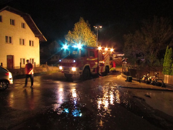 00:23 There is nothing left to save
A neighbour knocks clearly after midnight. “The garage. I hurry downstairs, but at the connecting door from the cellar to the garage water comes out of the door gaps up to 1m height.