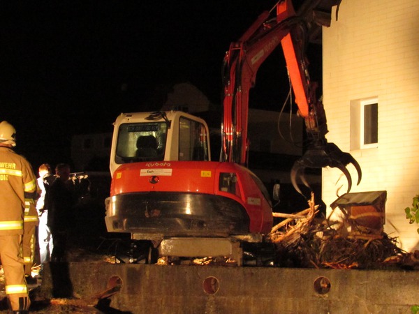 01:47 Excavator removes clogging of the Grünbach
The excavator stands on a concrete slab that lies over the Grünbach and removes a clogging. A lot of wood has accumulated in front of the only 80 cm high passage.