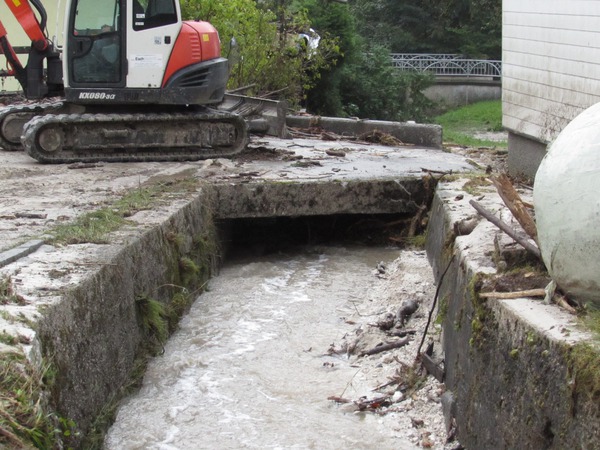 08:07 Hier war eine Verklausung im Grünbach
60 km/h, 2,4m breit 0,8 m hoch ergeben 32 m³ Wasser pro Sekunde. Doch die Verklausung an dieser Stelle schickte das Wasser auf andere Wege.